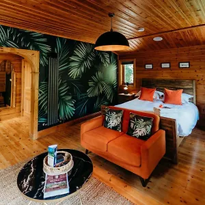 https://zoffany-log-cabin-whinstone-view.yorkshirehotels.net
